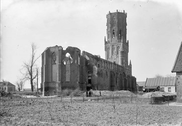 <p>De ruïne gefotografeerd in 1948 vanuit het noordoosten (beeldbank RCE). </p>

